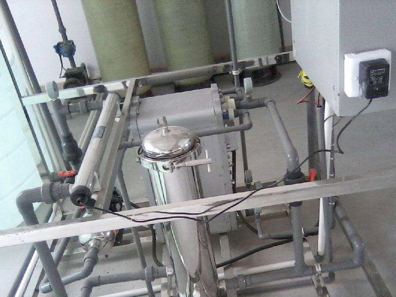 EDI系統是在壓力作用下，水透過反滲透膜成為純水